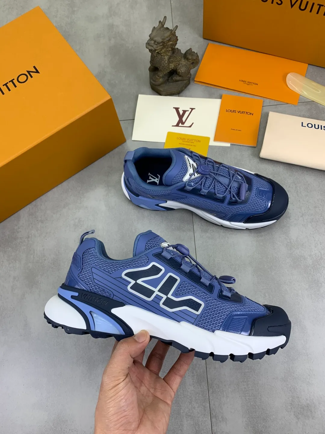 Men's Men's Shoes💰P740 New High Version LV Louis Vuitton L Jialu Brand Runner Tatic Series Thick Sole Casual Sports Shoes Running Shoes Original Purchase Development Production This LV Runner Tatic sports shoe combines technical materials such as mesh fabric and ribbons to interpret the inspiration of traditional mountaineering shoes. LV letters are written on one side, the lariat buckle of the quick lacing system is embellished with Monogram flowers and Louis Vuitton logos, and the light and wear-resistant rubber outsole completes the whole package. The delivery counter is beautifully packaged🛍📦 ▪️Fabrics: Original imported custom technical fabric + mesh ▪️Inner lining: Original customized breathable mesh ▪️Sole: Original open-molded anti-slip rubber combination material ▪️Sole thickness: 4CM ▪️Size: Men's 39-44 (38 45 (customized)
